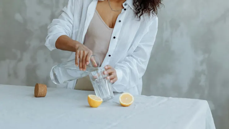 Agua de limón para la salud del hígado y depurar toxinas: ¿Cuánto tomar al día?