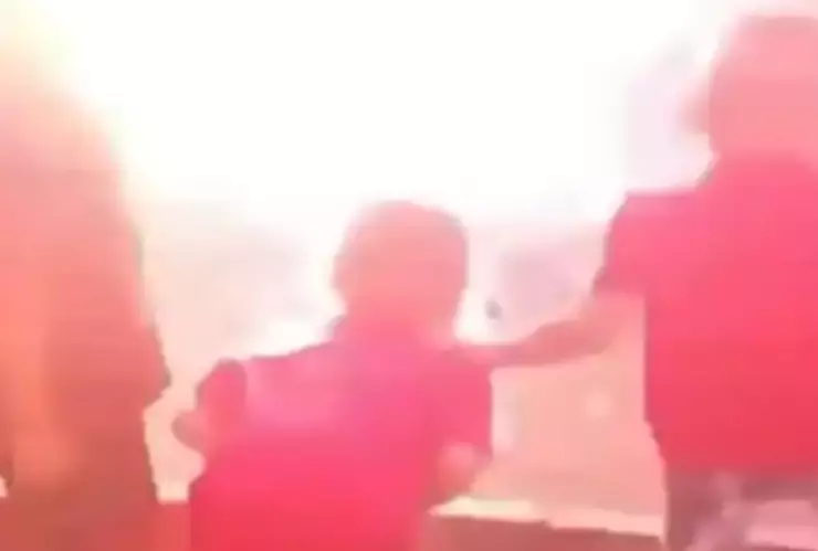 ¡Se salvan de tragedia! Rayo cae cerca de niños que jugaban bajo las fuertes lluvias en Monclova. En la imagen se observa el momento exacto en el que un rayo impacta frente a unos niños que jugaban bajo la fuerte lluvia que azotó a Coahuila durante el domingo 7 de julio.