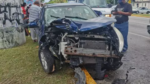 Reportan accidente vehicular en la Av. Andrés Quintana Roo en Cancún.jpg