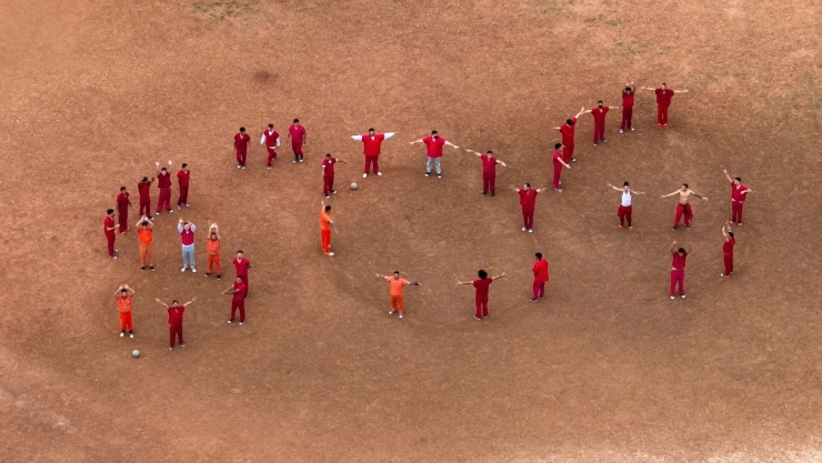 Migrantes detenidos en Texas forman un SOS humano
