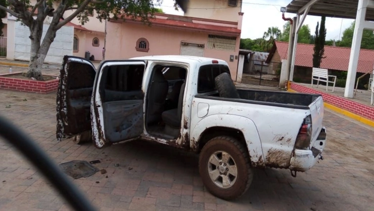 Pobladores reportaron un vehículo abandonado tras los enfrentamientos en Badiraguato.