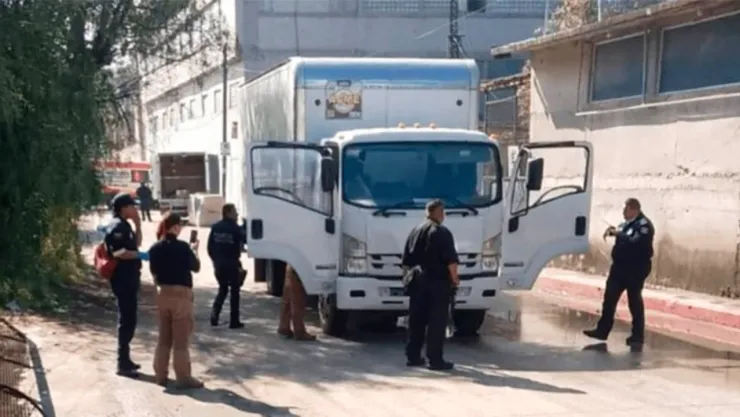 Violento robo a camioneta de paquetería en autopista México-Querétaro deja un muerto y un detenido