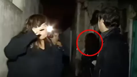 VIDEO: ¡Voces de niños y lamentos! Laura Rivas ingresa a vecindad abandonada en Tulancingo