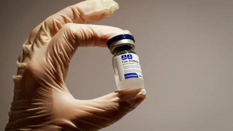 Rusia desmiente a empresario mexicano sobre compra de vacuna anti Covid.