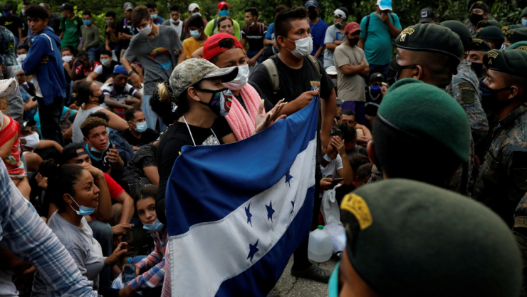 Migrantes hondureños intentan cruzar Guatemala para ir a EUA.