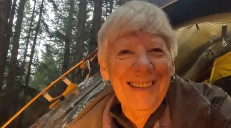 /famosos/mujer-76-anos-abrio-canal-youtube-acampar-perrito-pb-notas