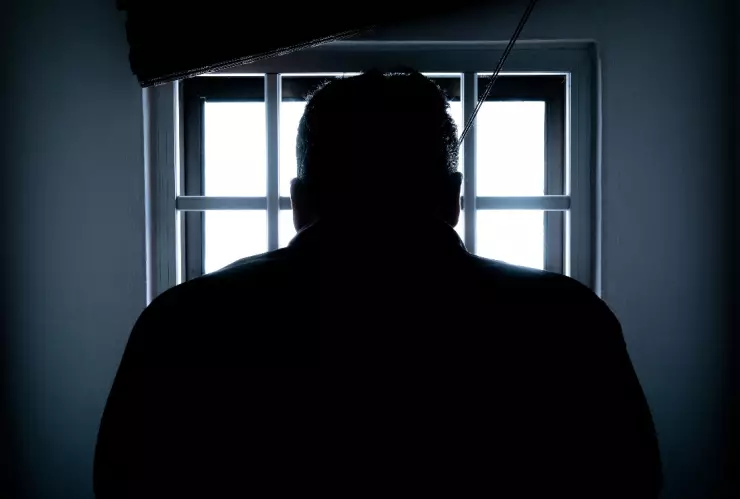 Preso con esquizofrenia se saca los ojos