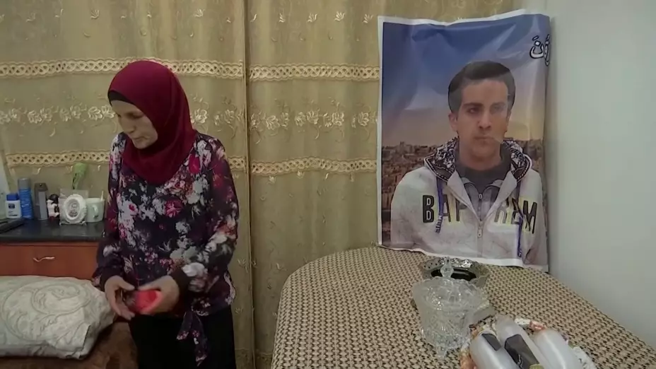 Rana, madre de Iyad al-Halaq, el palestino autista muerto a tiros por un oficial israelí exige justicia para su hijo. “No era difícil ver que mi hijo estaba discapacitado. Todos podían ver eso”, aseguró. Al-Halaq estaba en camino a su trabajo como voluntario en una escuela de necesidades especiales antes de que la policía lo quisiera detener por sospechar que portaba un arma.