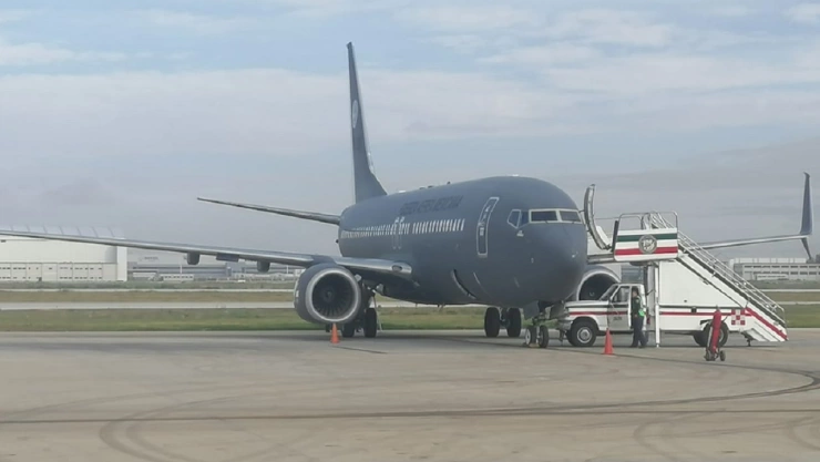 envían avión a israel