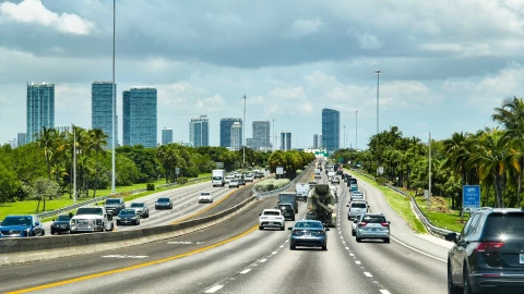 Autos avanzan por carretera de Miami, Florida