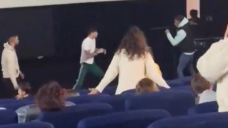 Boxeador profesional propinó paliza a presunto agresor de mujer en cine de España
