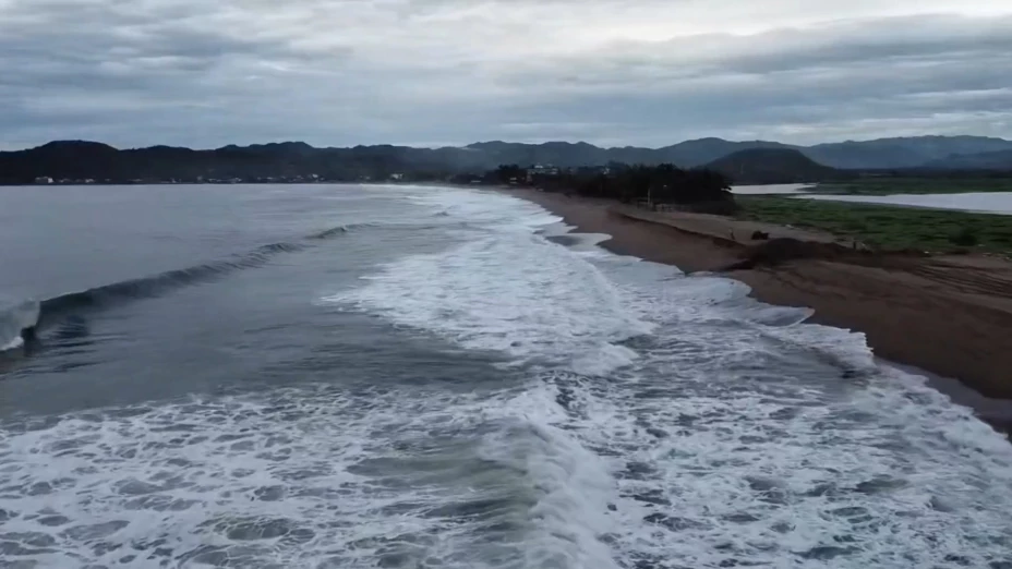 Oleaje elevado en costas de Jalisco por TT Raymond.jpg