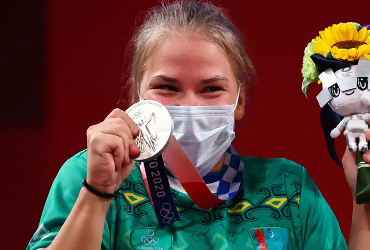 Polina Guryeva con la medalla