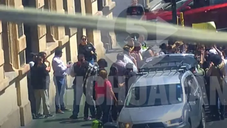 ¡Alerta, no hay paso! Manifestantes bloquean esta concurrida vialidad de Morelia, hoy miércoles 18 de febrero.jpg