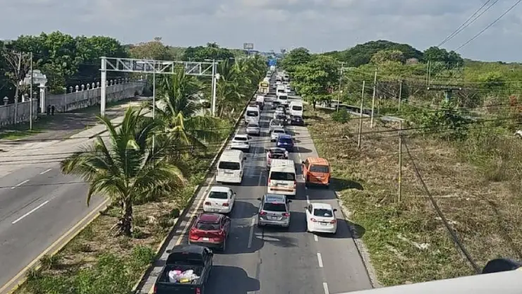 ÚLTIMA HORA: Tráfico DETENIDO tras accidente en la carretera Cancún- Playa del Carmen; esto se sabe