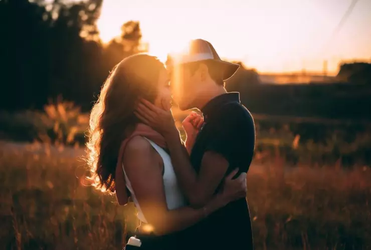 Parejas: ¿Cómo saber si un hombre se excita cuando lo besas?