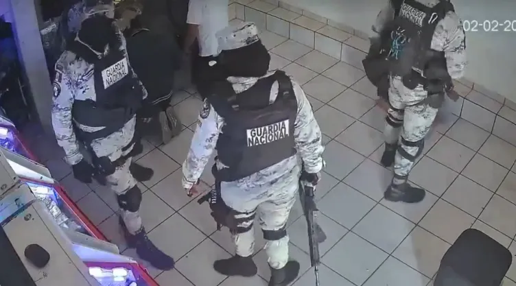 Presuntos elementos de la Guardia Nacional en revisión irregular a negocio de tragamonedas en Aguascalientes