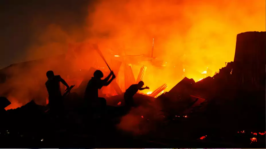 Rescatistas apagan un incendio en Daca, Bangladesh.