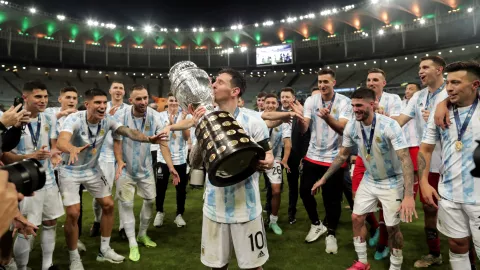 Messi besa el trofeo de la Copa América