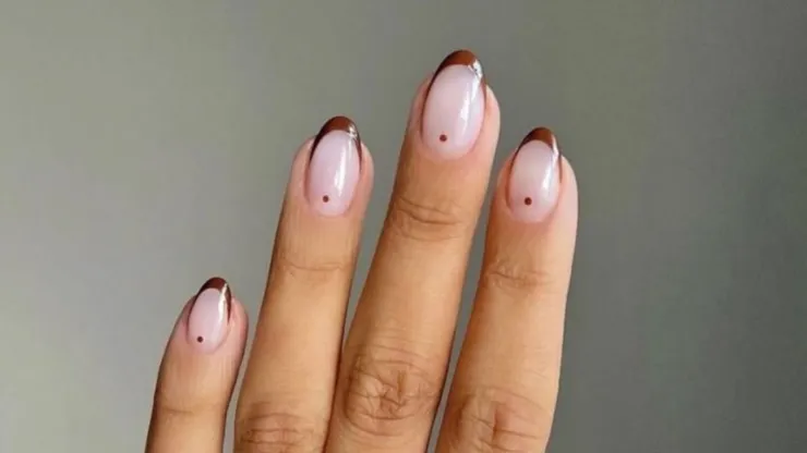 uñas francesas modernas para mujeres de 50