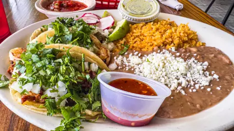 Un plato de comida mexicana.