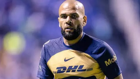 ¿Dónde jugó Dani Alves antes de llegar a los Pumas?