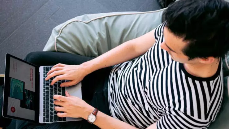 persona en computadora