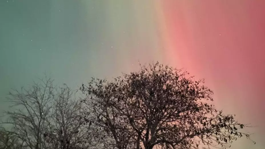 Reportan aparición de auroras boreales en México.