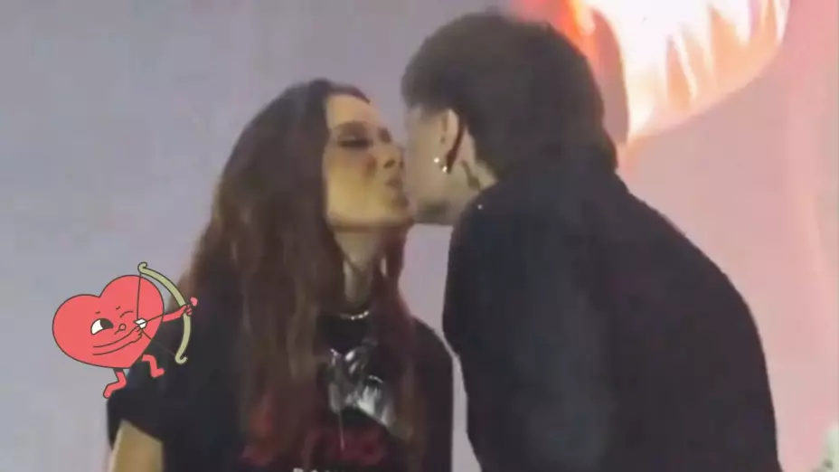 ¡No se quedó con las ganas! Peso Pluma besa a Anitta en la boca