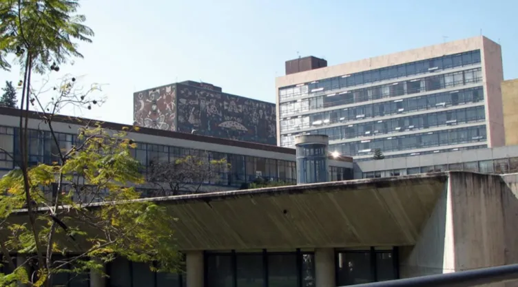 Edificio principal de la Facultad de Filosofía y Letras de la UNAM.