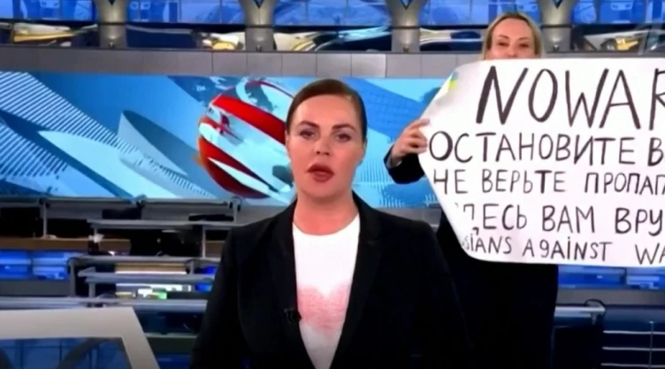 En Rusia, mujer interrumpe noticiero y dice: “no a la guerra”