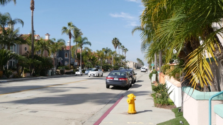 Coches estacionados en calle de Oceanside, California