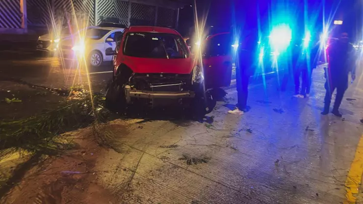 Auto choca sobre carriles centrales 5 de febrero, sábado 19 de octubre 2024