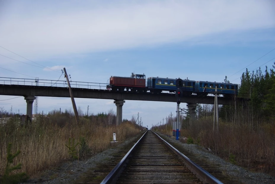 Un par de jóvenes de 14 años jugaban un la estación ferroviaria de Moscú, Rusia, cuando uno de ellos resvaló y cayó al vació.