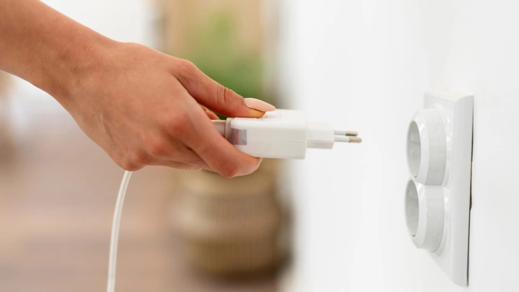 La CFE y el precio extra en tu recibo por tener un cargador de celular conectado todo el día