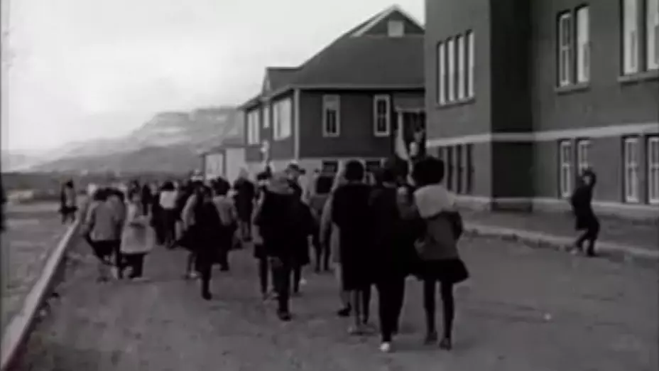 En Columbia Británica hallaron los restos de 215 niños que estudiaron en la Kamloops Indian Residential School. El sistema de escuelas residenciales era una red de internados para niños de pueblos indígenas de Canadá que buscaba alejarlos de sus tradiciones y reemplazarlas por creencias eurocanadienses. Se cree que entre 3,200 y hasta más de 6,000 niños fallecieron en estas instituciones a causa de abusos y violaciones a sus derechos.