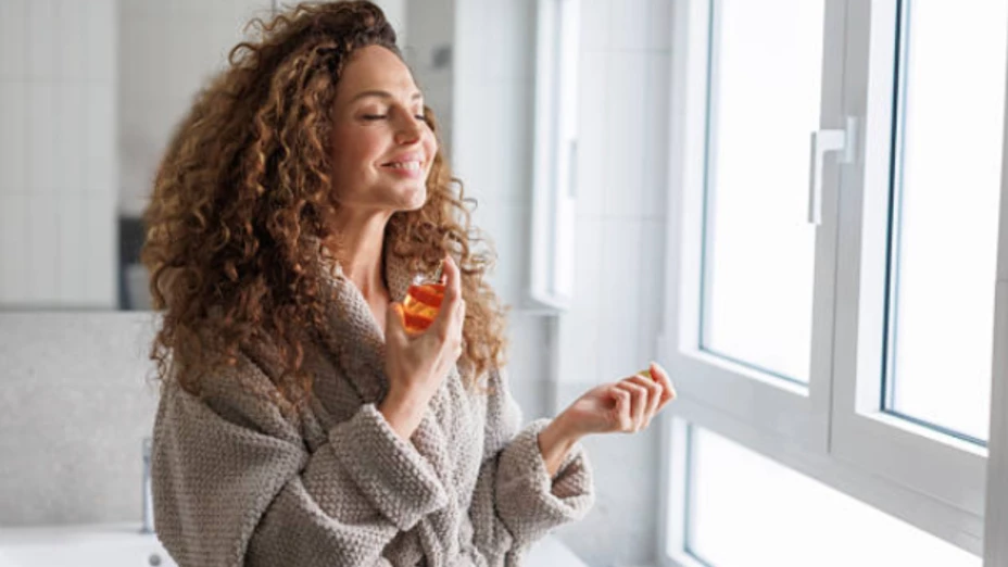 Esto dice la psicología sobre quienes usan el mismo perfume todos los días