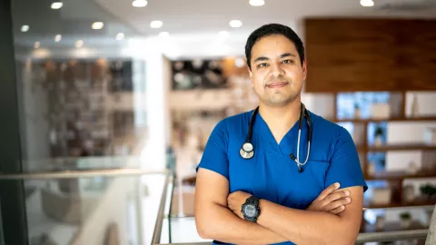 La medicina de especialidad lidera el ranking de carreras para pertenecer a la clase media en México