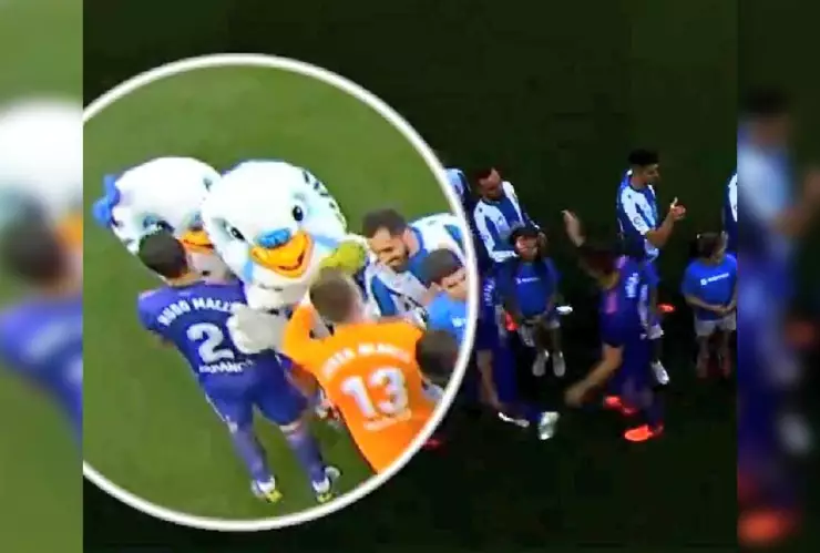 Hugo Mallo y la botarga del Espanyol