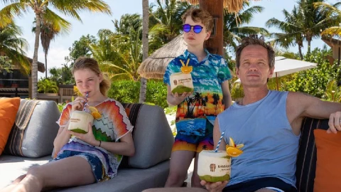 El actor de ‘Cómo conocía a tu madre’, Neil Patrick Harris disfruta de la Riviera Maya