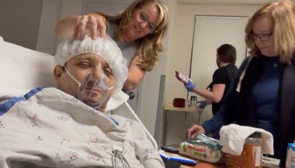 Familia de Jeremy Renner lo visita en hospital tras accidente