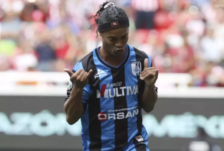 Ronaldinho recuerda su paso por Querétaro con el trend viral de Bad Bunny