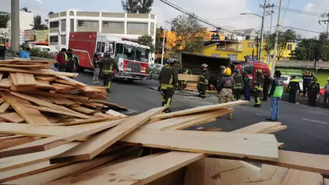 VOLCADURA CAMIÓN DE MADERA.jpeg
