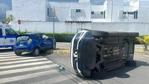 Choque de autos en avenida Chac Mool deja lesionados y una volcadura.jpg