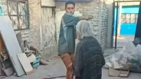 Abuela es golpeada con un tubo