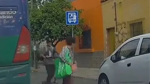 Un patín eléctrico atropelló a una adulta mayor al bajar de un camión en Jalisco