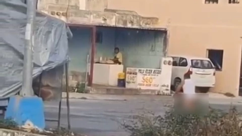 Se viraliza señor en estado inconveniente caminando con sólo una playera en Cancún 1.jpg