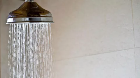 Así puedes dejar tu regadera limpia usando bicarbonato y jabón para trastes