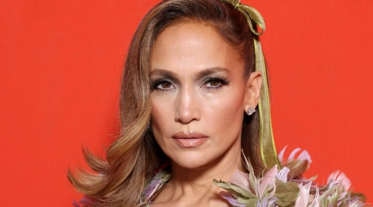 Jennifer Lopez visita Mexico con libro Atlas de la SEP