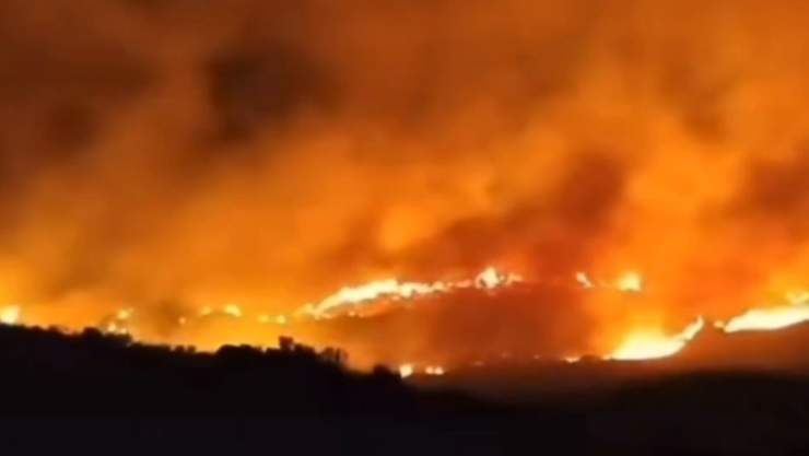 Fuerte incendio forestal avanza en Sudáfrica.png